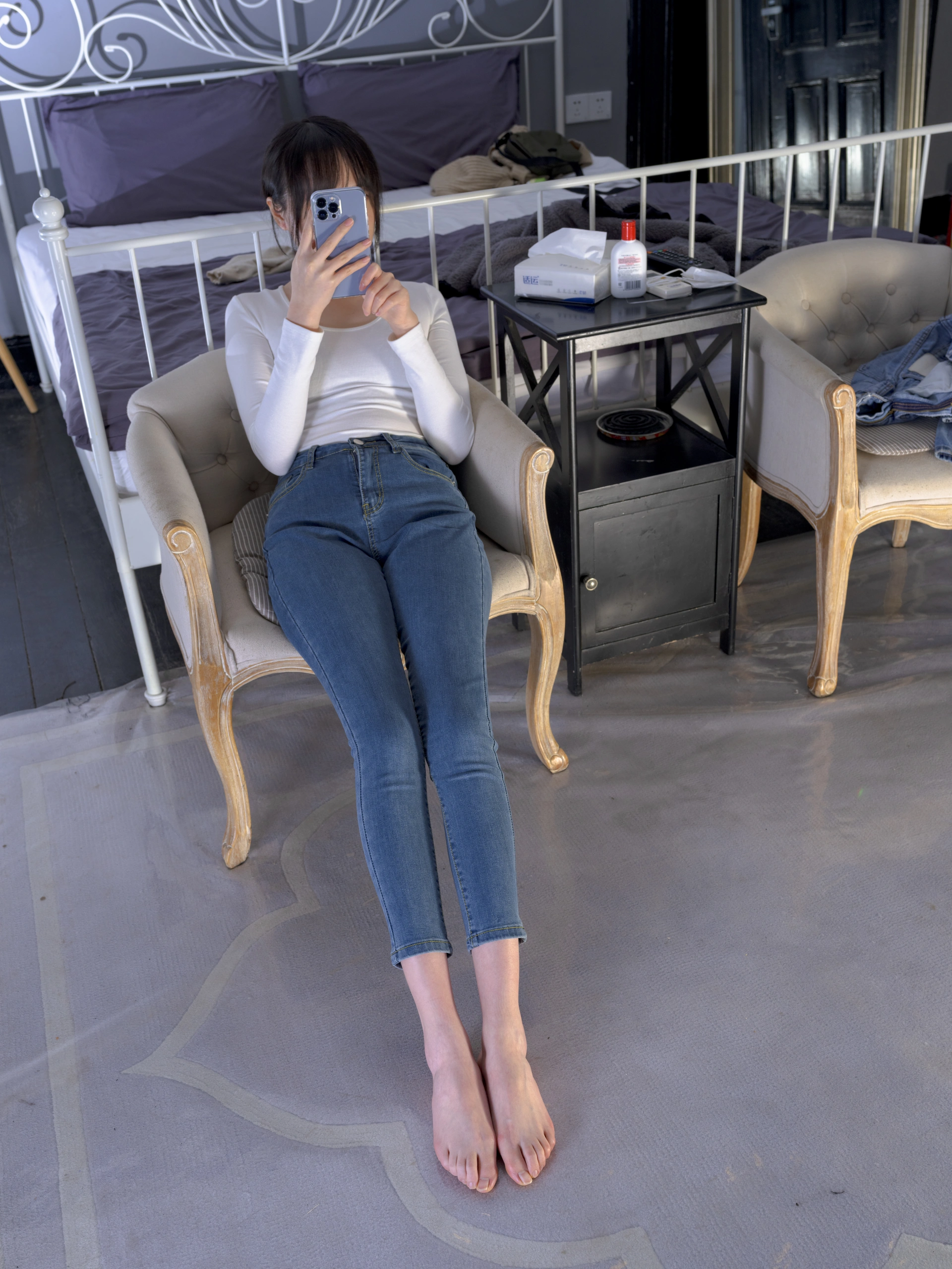 森萝财团写真 – Aika 裸足插图1